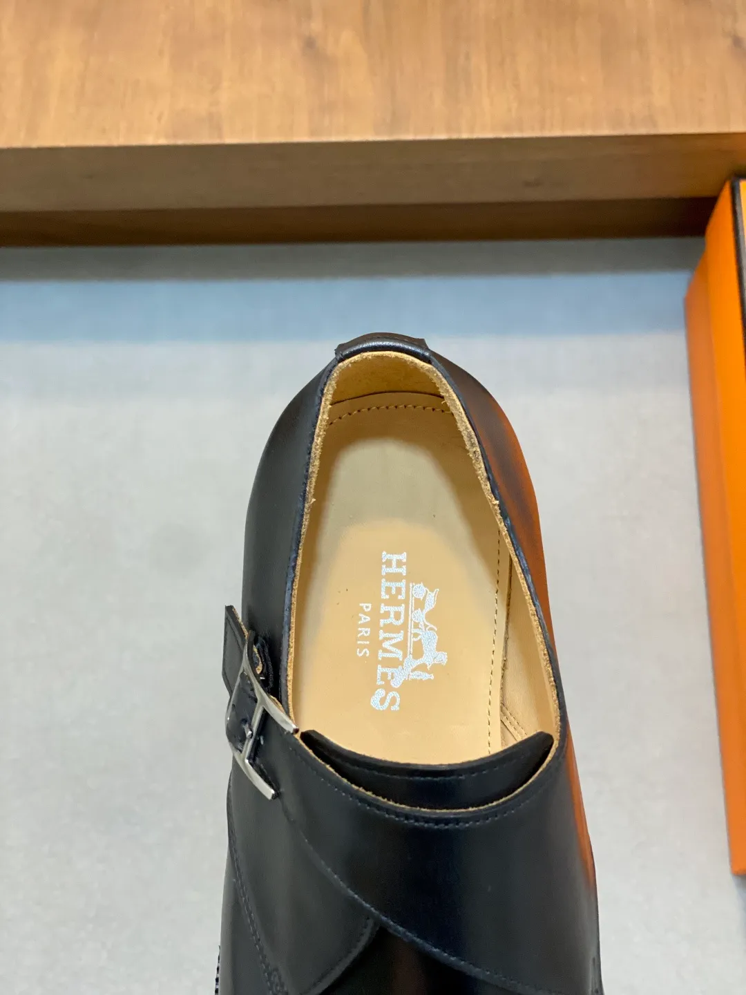 Men's shoes 💰780 HERMES/Hermès GAME slip-on loafers. These loafers are made of matte frosted calfskin. They are equipped with functional Kelly shoe buckles to easily create a fashionable urban style. They are equipped with genuine leather welts and lightweight grooved rubber foam outsole. They have genuine calfskin lining and silk-screen logo feet. They are slip-on design. They are novel and fashionable, with a handsome upper. Comes with a dust bag in the original box! Size: 39-40-41-42-43-44 standard leather shoe size (38/45 can be customized but does not support returns)